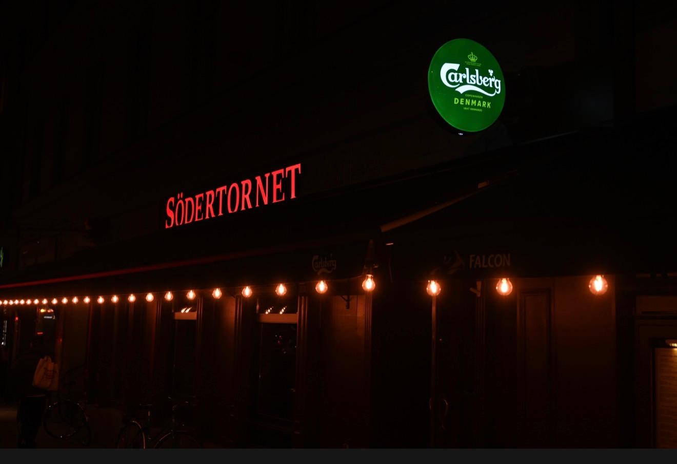 Södertornet-skylten i rött ljus på kvällen